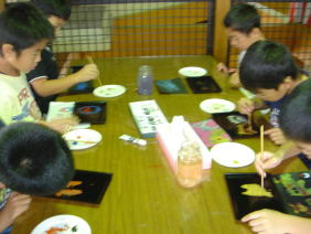 神明小学校の皆様　漆遊館での蒔絵体験風景