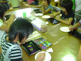 神明小学校の皆様　漆遊館での蒔絵体験風景