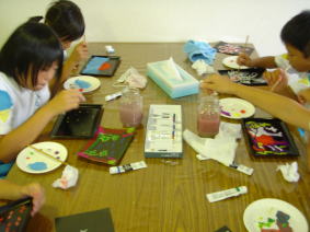 鯖江東小学校の皆様　漆遊館での蒔絵体験風景