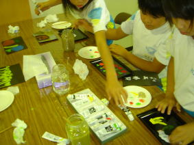 鯖江東小学校の皆様　漆遊館での蒔絵体験風景