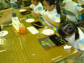 鯖江東小学校の皆様　漆遊館での蒔絵体験風景