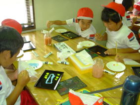 北中山小学校の皆様　漆遊館での蒔絵体験風景