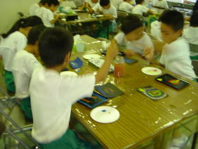 進徳小学校の皆様　漆遊館での蒔絵体験風景