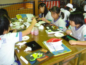 立待小学校の皆様　漆遊館での蒔絵体験風景