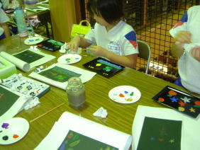 鳥羽小学校の皆様　漆遊館での蒔絵体験風景