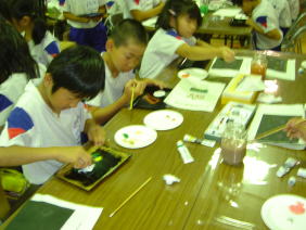 鳥羽小学校の皆様　漆遊館での蒔絵体験風景