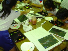 鳥羽小学校の皆様　漆遊館での蒔絵体験風景