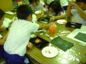 鳥羽小学校の皆様　漆遊館での蒔絵体験風景