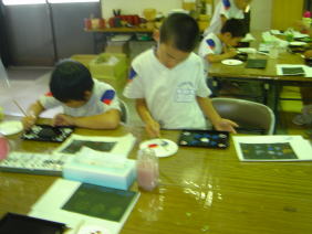 鳥羽小学校の皆様　漆遊館での蒔絵体験風景