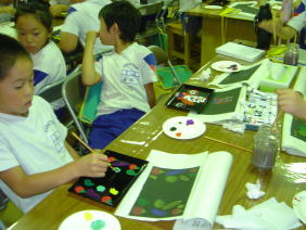 鳥羽小学校の皆様　漆遊館での蒔絵体験風景