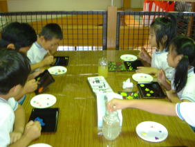 吉川小学校の皆様　漆遊館での蒔絵体験風景