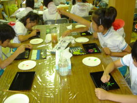 吉川小学校の皆様　漆遊館での蒔絵体験風景