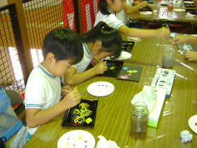 吉川小学校の皆様　漆遊館での蒔絵体験風景