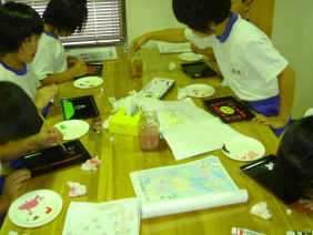 豊小学校の皆様　漆遊館での蒔絵体験風景