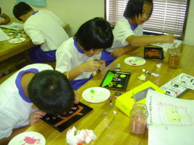 豊小学校の皆様　漆遊館での蒔絵体験風景