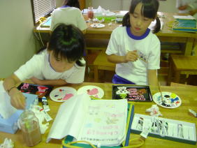 豊小学校の皆様　漆遊館での蒔絵体験風景